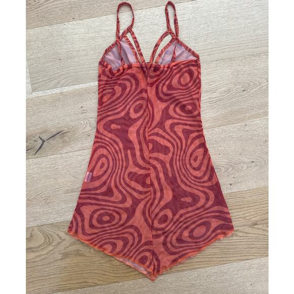 PrettyLittleThing - Swirl O Ring Mesh Mini Beach Dress in Burnt Orange - Picture 4 of 4